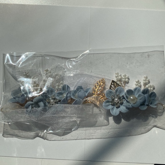 Dainty Wire Bracelet Corsage / Bracelet with Dusty Blue Flowers and Pearls - Picture 3 of 6